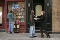 How I Met Your Mother – Um zu wissen, ob er am Super-Bowl-Sonntag auf das richtige Team gesetzt hat, versucht Barney (Neil Patrick Harris, r.) alles, um an das Ergebnis zu kommen. Doch wird Emmitt Smith (Emmitt Smith, M.) es ihm verraten?