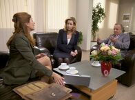 In aller Freundschaft – Vera Bader (Claudia Wenzel, links) gibt bei ihrer ersten Bestandsaufnahme als neue Assistentin des Gesundheitsdezernenten zu bedenken, dass es eine ähnliche Forschungsstudie schon gibt und sie rät deshalb, Dr. Lorenz' Forschung einzustellen. Während Prof. Simoni (Dieter Bellmann) erklärt, dass Lorenz' Studie auf einen völlig anderen Schwerpunkt setzt, befürchtet Sarah Marquardt (Alexa Maria Surholt, Mitte), dass die illegale Teilnahme ihres Sohnes an dieser Medikamentenstudie auffliegt.