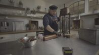 Lebensmitteltricks - Lege packt aus – "Delikatess-Fleischsalat" zum absoluten Spottpreis: Sebastian Lege deckt auf, wie die Lebensmittelindustrie ausgerechnet am Fleisch erhebliche Kosten spart – und was tatsächlich drinsteckt.