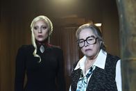 American Horror Story – Elizabeth Johnson (Lady Gaga, l.); Iris (Kathy Bates, r.)