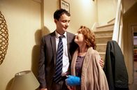 Mum – Cathy (Lesley Manville) ist stolz auf ihren Sohn Jason (Sam Swainsbury).