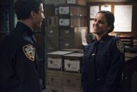 Brooklyn Nine-Nine – Jake Peralta (Andy Samberg, l.); Amy Santiago (Melissa Fumero, r.)