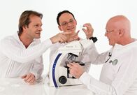 Experiment Verwandtschaft – Aart Gisolf (rechts) erklärt seinen Studiokollegen Oliver Sandrock (links) und Axel Wagner (Mitte), den Aufbau einer Zelle.