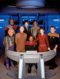 Star Trek - Deep Space Nine – v.l.n.r.: Lt. Commander Worf (Michael Dorn), Quark (Armin Shimerman), Odo (Rene Auberjonois), Lt. Commander Jadzia Dax (Terry Farrell), Captain Sisko (Avery Brooks), Jake Sisko (Cirroc Lofton, Major Kira (Nana Visitor) und Chief O'Brien (Colm Meaney).