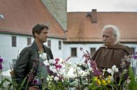 Akte Ex – MDR Fernsehen HEITER BIS TÖDLICH - AKTE EX, FOLGE 3, "Der fröhliche Mönch" Uhr. Pater Antonio (Achim Wolff, r.) ist bei einer abendlichen Touristenführung durch die Gassen von Weimar angeschossen worden. Lukas Hundt (Oliver Franck, l.) befragt den betagten Mönch nach einem möglichen Motiv für den Anschlag.