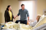 Sturm der Liebe – Christoph (Dieter Bach, M.) fordert Denise (Helen Barke, l.) und Annabelle (Jenny Löffler, r.) auf, sich zu versöhnen.