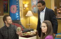Community – Weil der Summer kaputt ist, beschließen Troy (Donald Glover, M.) und seine Freunde (Joel McHale, l. und Alison Brie, r.), den Würfel entscheiden zu lassen, wer runtergehen und die bestellten Pizzen entgegennehmen muss ...