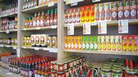 Industrie 4.0 – Auf Avery Island im Golf von Mexiko wächst Capsicum frutescens, die Tabasco-Chili. Bis zu drei Jahre lang lagert die scharfe Sauce in Holzfässern, um ihren einzigartigen Geschmack zu erhalten.