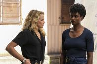 FBI: Special Crime Unit – Special Agent Nina Chase (Shantel VanSanten, l.); Special Agent Tiffany Wallace (Katherine Renee Kane, r.)