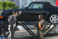 Modern Family – Phil (Ty Burrell, l.) ist begeistert von dem sportlichen Flitzer, den ihm der Autoverkäufer Andre (Kevin Heart) präsentiert.