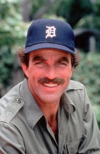Magnum – Magnum (Tom Selleck) ist Privatdetektiv, wird aber häufig als "Privat-Schnüffler" bezeichnet, was er vehement zurückweist ...