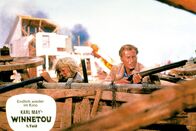 Winnetou I – L-R: Sam Hawkins (Ralf Wolter), Old Shatterhand (Lex Barker).