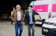 Rentnercops – Die Rentnercops, Klaus Schmitz (Hartmut Volle, l.) und Reinhard Bielefelder (Bill Mockridge, r.) sehen sich auf dem Gelände des Paketdienstes um.