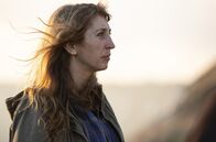 Back to Life – Miriam Matteson (Daisy Haggard) versteht ihre Tat von damals immer noch nicht.