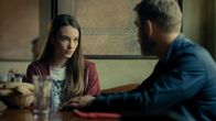 Box 21 – Alina Lazariuc (Anda Sârbei) erzählt Ewert Grens (Leonard Terfelt) die Details über seinen Kollegen, welcher in den Mädchenhandel verstrickt ist.