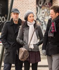 Elementary – Sherlock Holmes (Jonny Lee Miller, r.) versucht herauszufinden, wer die Tochter seines ehemaligen Drogenhändlers Rhys (John Hannah, l.) entführt hat, während sich Joan Watson (Lucy Liu, M.) über seine Abstinenz sorgt ...