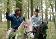 Alina – 00 Uhr im Ersten. Wo ist Silverado? Der Araberhengst ist ausgerissen. Verzweifelt macht sich Alina (Marett Katalin Klahn) in Begleitung von Patrick (Tim-Kristopher Hausmann) auf die Suche.