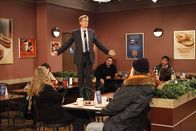How I Met Your Mother – In einem Café macht sich Barney (Neil Patrick Harris, stehend) wieder einmal über die Kanadier und ihr Land lustig und kassiert daraufhin eine heftige Tracht Prügel ...