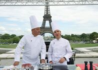 Kochen ist Chefsache – Kochsendung vor Pariser Wahrzeichen: (l-r) Jean Reno als Alexandre Lagarde, Michaël Youn als Jacky Bonnot