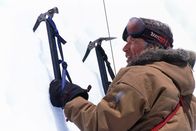 Vertical Limit - In größter Gefahr – Letztendlich schließt sich der erfahrene Bergsteiger Montgomery Wick (Scott Glenn) doch noch der Rettungsexpedition an.