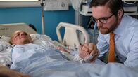 Jäger - Tödliche Gier – Markus Lindmark (Pelle Heikkilä) am Krankenbett seines Bruders Karl (Sampo Sarkola).