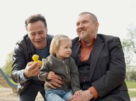 Tatort – Max Ballauf (Klaus J. Behrendt, li) und Freddy Schenk (Dietmar Bär) müssen den Mord an einem pädophil veranlagten Ex-Häftling aufklären. Ein heißes Eisen für beide Kommissare, aber besonders für den begeisterten Opa Freddy Schenk, der nur seine Enkeltochter im Sinn hat.
