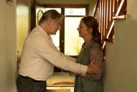 Die Bergretter – Anton Zeller (Max Herbrechter) hat von jetzt auf gleich seine Arbeit verloren. In seiner Verzweiflung und um sie nicht zu beunruhigen, belügt er seine Frau Karin (Lena Stolze).