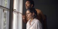 Doppelhaushälfte – Mari (Maryam Zaree) und Theo (Benito Bause) deuten das Selbstverteidigungstraining von Andi und Rocco als Kindesmisshandlung.