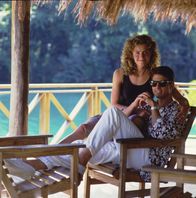 Cocktail – Bald muss sich Brian (Tom Cruise, r.) zwischen ärmeren Jordan (Elisabeth Shue, l.) und der reichen Bonnie entscheiden ...
