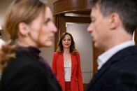 Sturm der Liebe – Robert (Lorenzo Patané, r.) und Lia (Deborah Müller, l.) sind fassungslos, als Ariane (Viola Wedekind, M.) zurück in den "Fürstenhof" kommt.