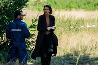 Kolleginnen – Julia (Natalia Belitski, r.) und Ede (Cino Djavid, l.) besprechen sich am Tatort.