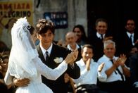 Der Pate – Auf Sizilien lernt Michael (Al Pacino) Apollonia (Simonetta Stefanelli) kennen und heiratet sie, obwohl er zu Hause in New York eine Freundin hat …