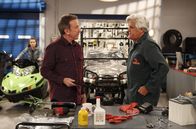 Last Man Standing – Mike Baxter (Tim Allen, l.); Joe (Jay Leno, r.)