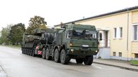 Gigant auf Rädern - Der Panzer-Transporter – Rund 23 Tonnen bringt der „Bundeswehr-Mammut“ HX81 auf die Waage.