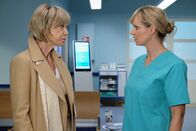 In aller Freundschaft – Dr. Lea Peters (Anja Nejarri, re.) wird in der Sachsenklinik von einer fremden Frau (Judy Winter, li.) bei ihrem Vornamen angesprochen. Lea hat keine Ahnung, wer das ist. Der Frau wird klar, dass Lea sich nicht mehr an sie erinnern kann. Doch nach und nach fällt bei Lea der Groschen und geschockt stellt sie fest, dass ihre Mutter vor ihr steht.