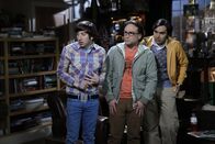 The Big Bang Theory – Versuchen, Tickets für die Comic Con auf dem Schwarzmarkt zu ergattern: Leonard (Johnny Galecki, M.), Raj (Kunal Nayyar, r.) und Howard (Simon Helberg, l.) ...