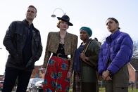 The Outlaws – Für John (Darren Boyd, l.), Gabby (Eleanor Tomlinson, 2.v.l.), Myrna (Clare Perkins, 2.v.r.) und Rani (Rhianne Barreto, r.) zählt nur eins: ihren Freund unbeschadet zurückzuholen.
