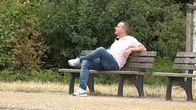 Dinner Date – Der alleinerziehende Alex aus dem Ruhrgebiet sucht die große Liebe und stürzt sich voller Hoffnung ins Blind-Date-Abenteuer. Bei welcher Begegnung bekommt er weiche Knie?