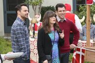 New Girl – Als Jess (Zooey Deschanel, M.) wegen ihres neuen Jobs als Direktorin immer nervöser wird, nehmen Nick (Jake Johnson, l.) und Schmidt (Max Greenfield, r.) sie auf einen Trip nach Solvang mit. Doch der Ausflug verläuft ganz anders, als geplant ...