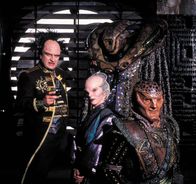 Babylon 5 – Londo Mollari (Peter Jurasik,l.), Delenn (Mira Furlan,m.) und G'Kar (Andreas Katsulas).