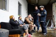 SOKO Stuttgart – Ein Museumsdirektor wird erschlagen und eine Spur führt in die Stuttgarter Hip Hop-Szene. Jo Stoll (Peter Ketnath, 2.v.r.) und Sibylle Beyer (Bärbel Stolz, r.) befragen den Rapper Marc Jessner (Bastian Hagen, M.). Haben er und seine Kollegen (Komparsen) außer den Drogen noch mehr zu verbergen?