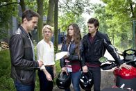 Akte Ex – ARD/HEITER BIS TÖDLICH - AKTE EX, neue Krimiserie (8 Folgen), Folge 6 "Fernweh"50 Uhr im Ersten. Kristina Katzer (Isabell Gerschke, 2.v.l.) und Lukas Hundt (Oliver Franck, l.) ermitteln im Fall des ermordeten Kanuten Ulf Schünemann. Wo will Ulfs Exfreundin Jana Lütz (Nathalie Thiede, 2.v.r.) mit Mario Jago (Eugen Bauder, r.) hin?