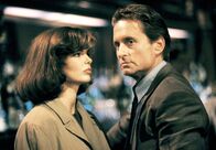 Basic Instinct – Seit Detective Nick Curran (Michael Douglas) im Einsatz zwei unschuldige Passanten erschoss, kämpft er mit dem Alkohol und muss sich die Diensttauglichkeit regelmäßig von der Polizeipsychologin Dr. Beth Garner (Jeanne Tripplehorn) bescheinigen lassen - mit der er auch eine Affäre hat.