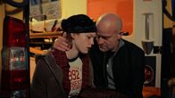 Jenseits der Spree – Emmi Heffler (Bella Bading, l.) hat die Leiche gefunden, jedoch zu spät. Robert Heffler (Jürgen Vogel, r.) versucht, während ihres Schocks für sie da zu sein.