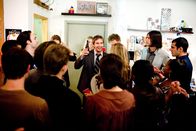 Cloverfield – New York an einem 22. Mai: Rob (Michael Stahl-David, M.) feiert mit seinen Freunden eine große Party, denn am nächsten Tag will er einen Job im fernen Japan antreten. Doch schon bald wird ihm die Partylaune verhagelt ...