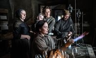 Die Glasbläserin – Die Steinmann-Schwestern produzieren Weihnachtskugeln jetzt mit der Unterstützung der Arbeiter aus dem Dorf. Marie (Maria Ehrich, v.) bläst die Kugeln, Marianne (Johanna Bittenbinder, l.) verpackt sie für die Lieferung und Johanna (Luise Heyer, M.) kümmert sich um Maries Tochter Gretchen.
