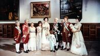 Goya – Der Hofmaler Goya fertigt ein Gemälde von der königlichen Familie mit König Karl IV. (Rolf Hoppe, 4.v.re.) und Königin Maria Luisa (Tatjana Lolowa, 5.v.li.) an. Lizenzzeit: 01.12.2020 – 30.11.2022.