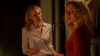Blutige Anfänger – Inka (Luise von Finckh, r.) entdeckt in der Wohnung der Psychologin Julia Salomon ihre wegen Mordverdachts gesuchte Freundin Leonie (Larissa Marolt, l.).