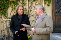 Sturm der Liebe – Mit Andrés (Joachim Lätsch, r.) Hilfe erhofft sich Michael (Erich Altenkopf, l.) einen romantischen Abend mit Carolin.