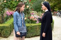 Um Himmels Willen – Die Referendarin Nadine Linster (Sidonie von Krosigk, l.) bittet Schwester Hanna (Janina Hartwig, r.) um Hilfe. Ein Lehrerkollege wird von den Schülern gemobbt und ist suizidgefährdet.